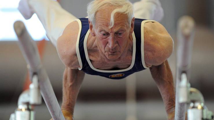 Mann im hohen Alter noch sehr sportlich unterwegs.