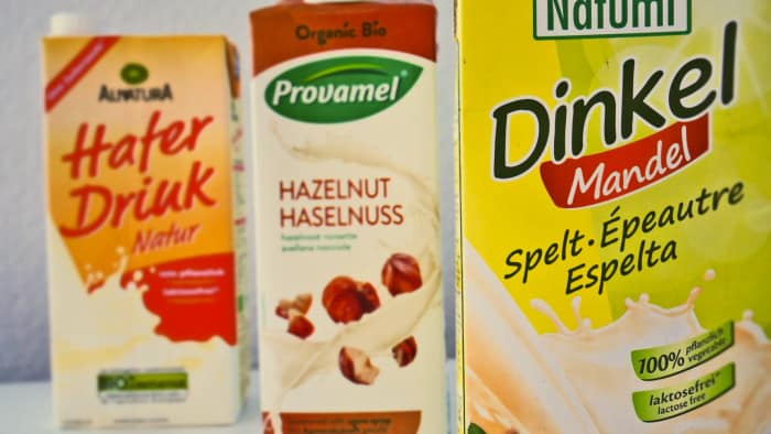 Hafer-Drink, Haselnussmilch oder Dinkel-Mandel-Milch? Die Qual der Wahl.